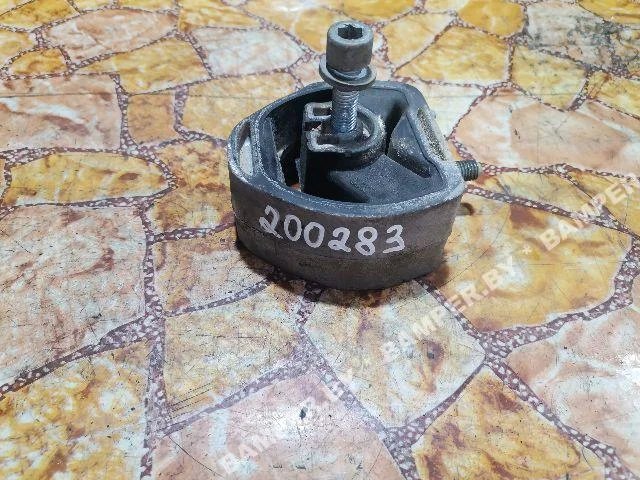Подушка крепления КПП к Audi A4, 1999 г.